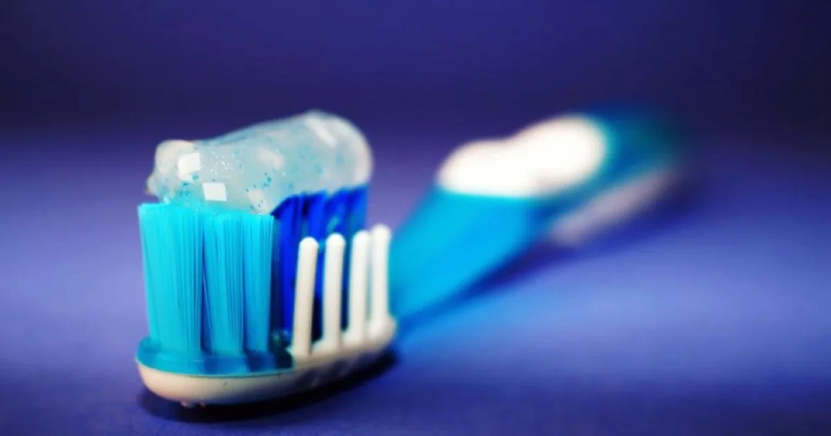Brosse à dents bleue recouverte de dentifrice