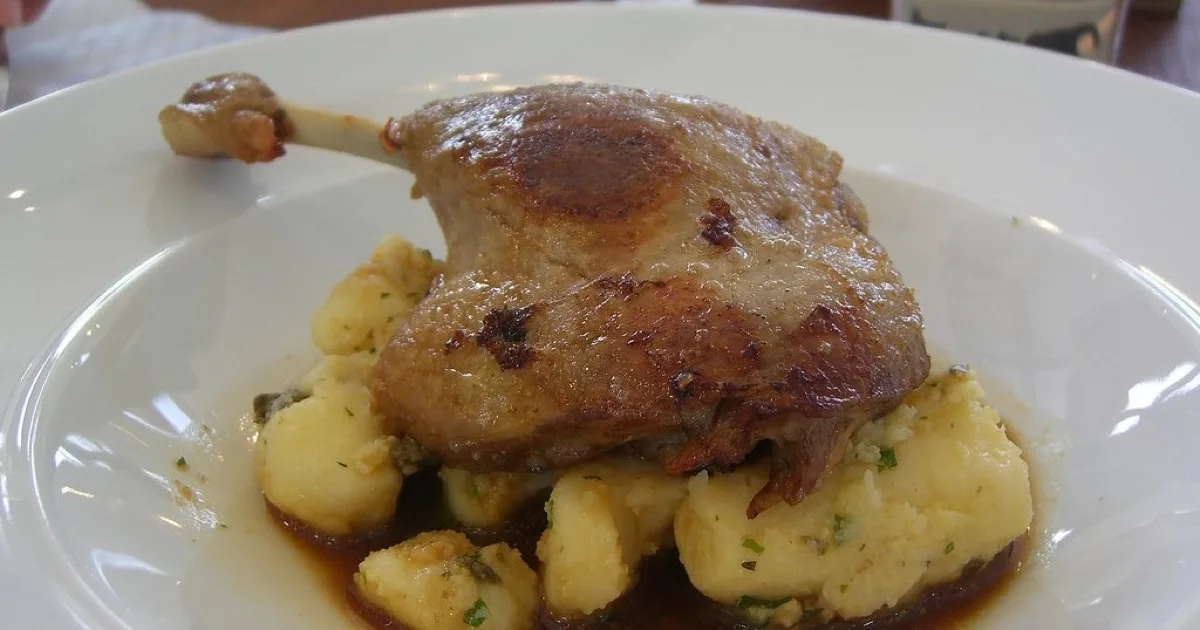 Cuisse de canard confite servie avec des pommes de terre rôties dans la graisse de canard