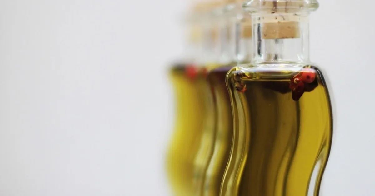 Bouteilles d'huile alignées, montrant leur couleur dorée caractéristique