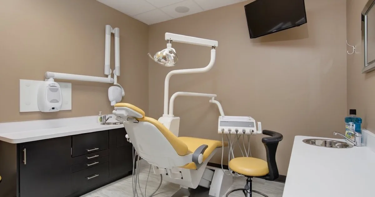 Salle de soins d'un cabinet dentaire moderne avec fauteuil et équipement