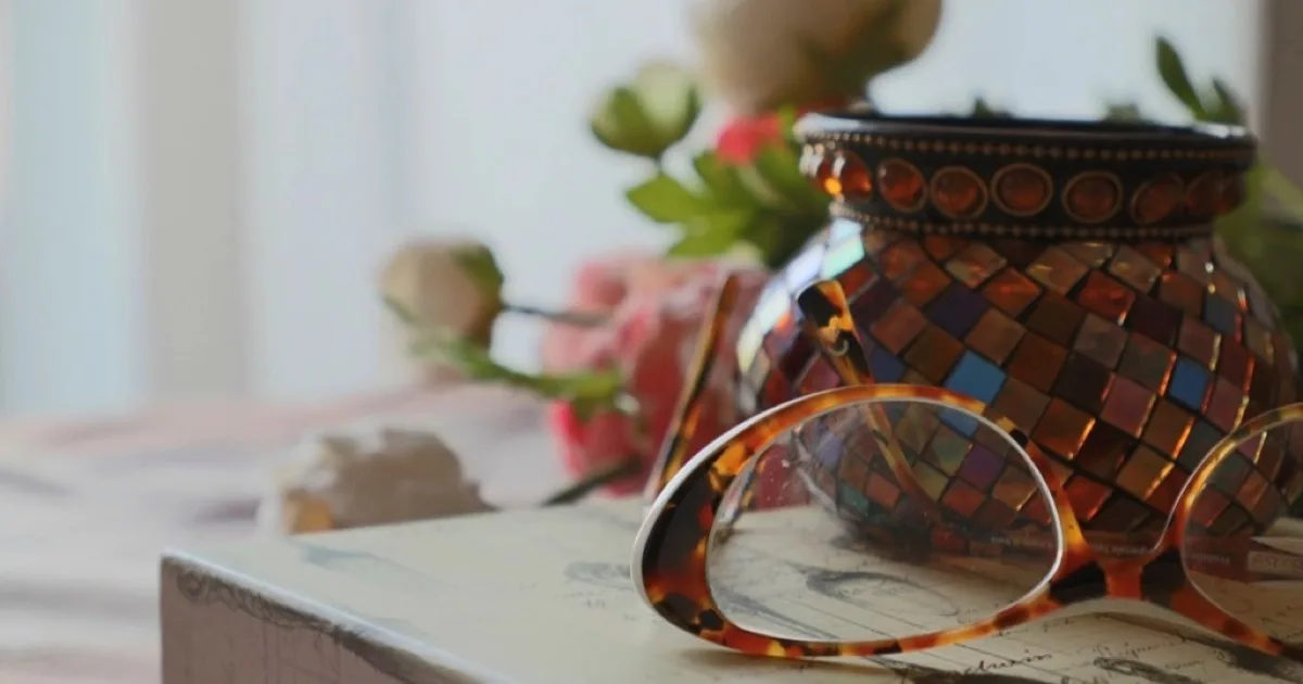 Lunettes à monture écaille posées sur un comptoir, illustrant le métier d'opticien-lunetier