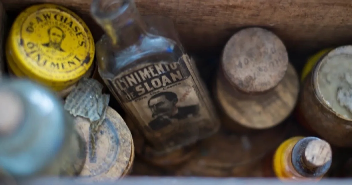Anciens flacons de teinture et onguents dans une boîte en bois vintage